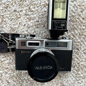 YASHICA ELECTRO 35 GSN Camera w 1:1.7 45mm Lens w/ Vivitar Auto 252 Flash & Case